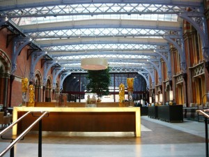 Фотография: Отель St. Pancras Renaissance London Hotel Лондон ресепшен.