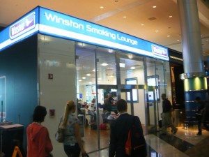 Фотография: Курительная зона в аэропорте Дубай.