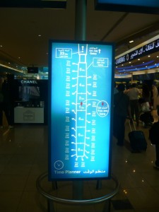 Фотография: Стоика с информацией о времени прохода до гейтов в аэропорте Дубай