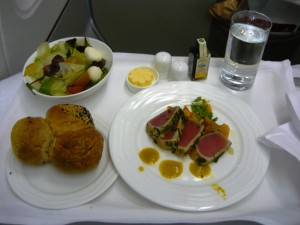 Фотография: закуска Желтоперый тунец из меню бизнес класса Emirates рейс Дубай-Санкт-Петербург www.air-agent.ru