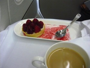 Фотография: десерт Малиновые тарталетки из меню бизнес класса Emirates рейс Дубай - Санкт-Петербург www.air-agent.ru