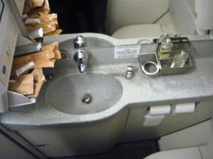 Фотография: туалет в бизнес классе Emirates аэробус A340 рейс Дубай-Санкт-Петербург www.air-agent.ru