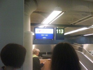 Фотография:стойка регистрации Португальских авиалиний в аэропорте Хельсинки.© www.air-agent.ru